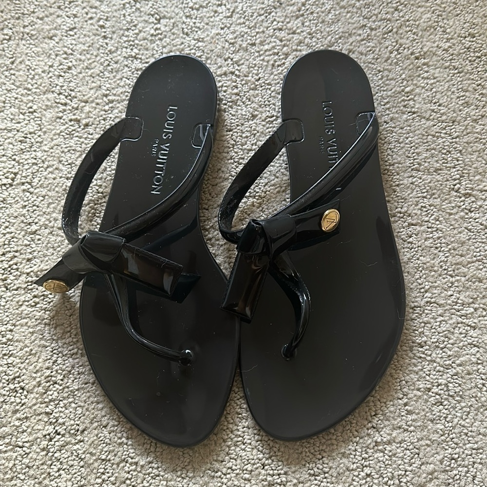 Louis Vuitton women’s sandals sz 38
